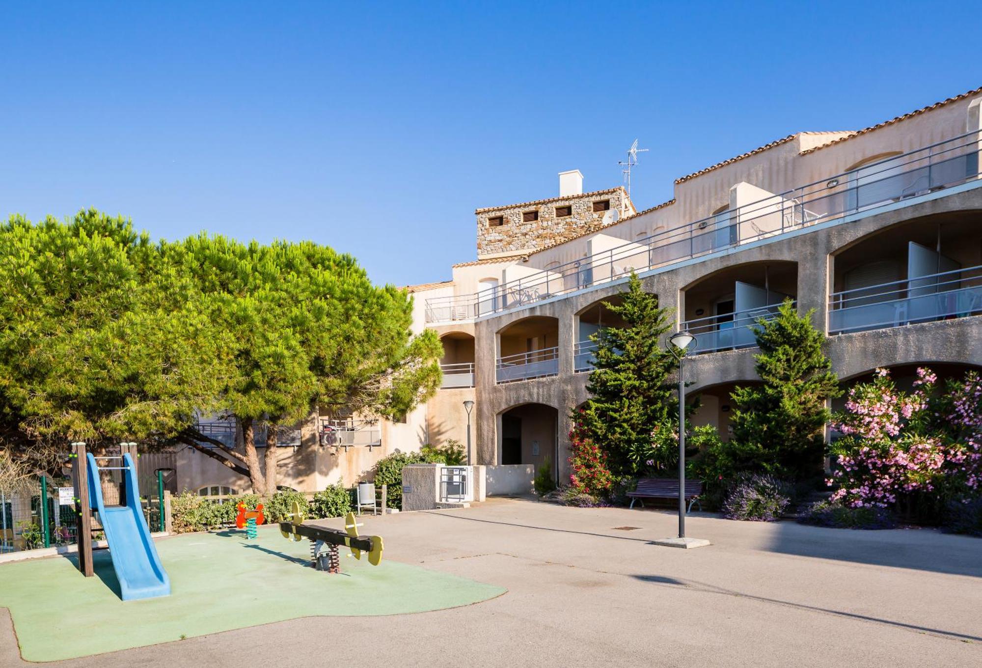 Ulvf Les Romarins Aparthotel Fleury  Bagian luar foto